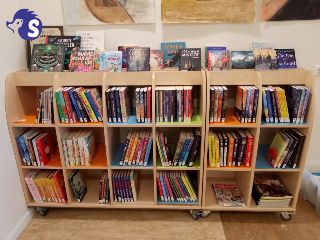 schoolbibliotheek opzetten; voorkant boekenkast met frontale plaatsing boeken bovenop 