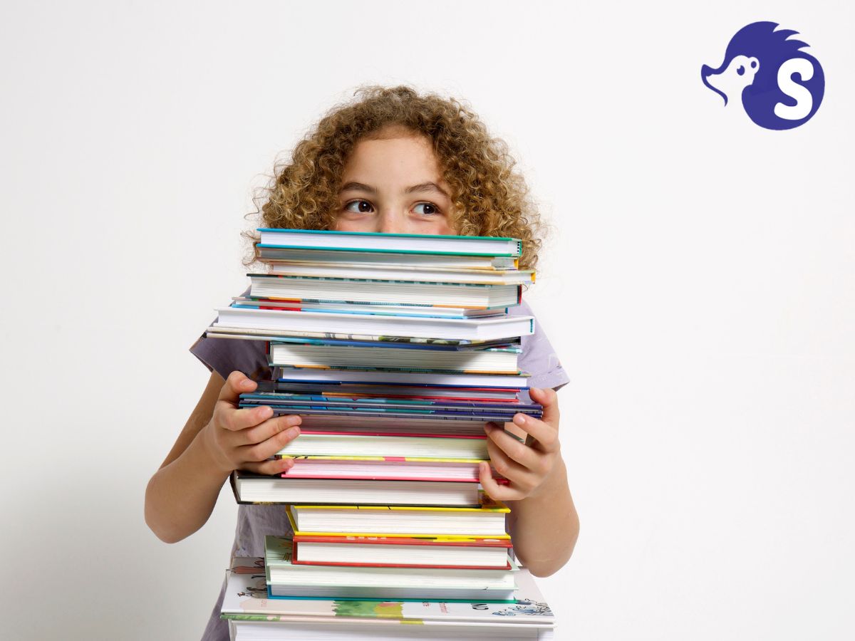 Meisje spiekt achter een stapel boeken vandaan